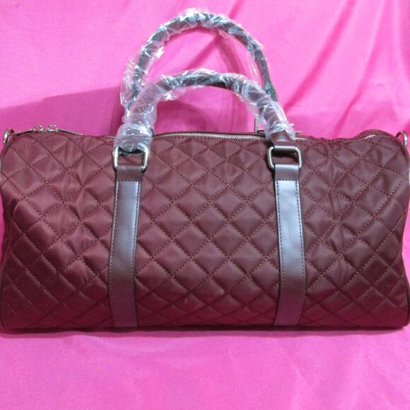 P1775-NWT Vanessa Williams Burgundy Quilted Tassel Duffle w/ Shoulder Strap - Picture 3 of 10